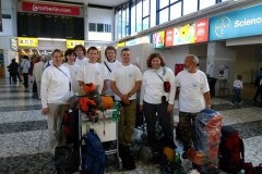 03-Spolocna-fotografia-pred-odletom-zlava-Mika-Juta-Juraj-Tomas-Maco-Duro-Ivka-Jano