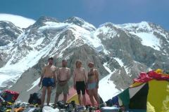 24-Spolocne-foto-v-zakladnom-tabore-pod-Broad-Peakom
