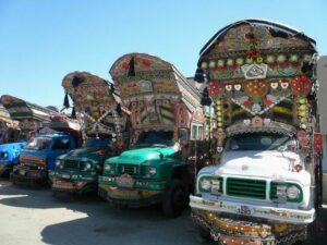 05 Typicke nakladiaky jazdiace po Karakoram Highway