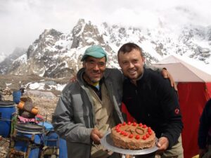08 Oslavenec Juraj kuchar Ali a torta k styridsiatke