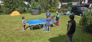 zvyšok detí hrá ping-pong